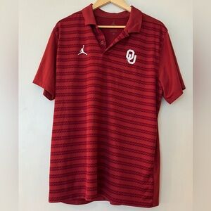 NIKE OKLAHOMA SOONERS MENS CRIMSON SIDELINE WOVEN JORDAN SHORT SLEEVE POLO
